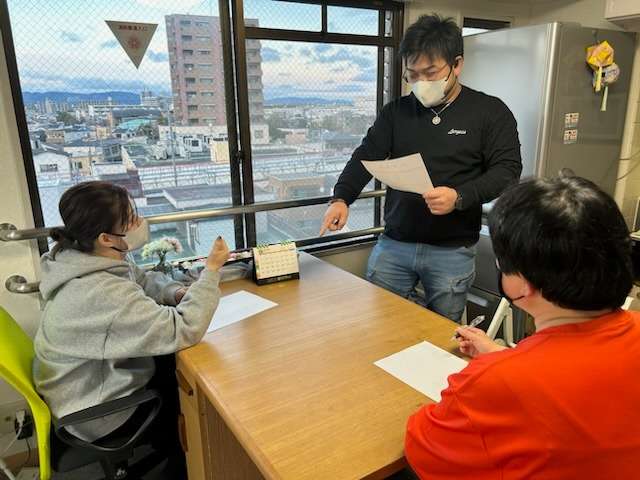 事業所内で会議を行いました!!